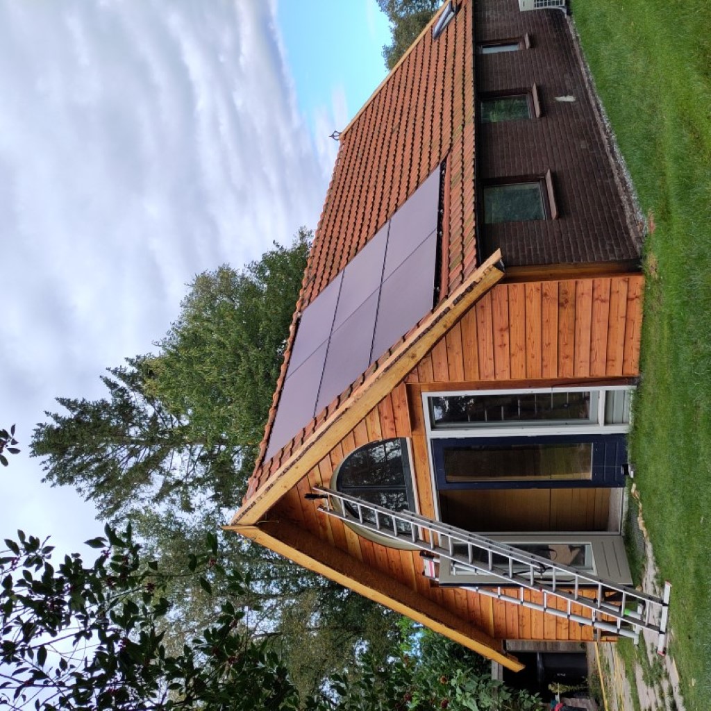 rode in-dak zonnepanelen